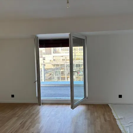 Experience Unique A Lausanne, Floor On Train Station * לוזאן