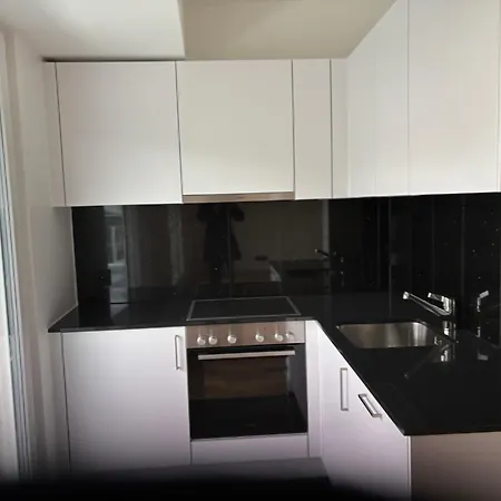 Experience Unique A Lausanne, Floor On Train Station לוזאן