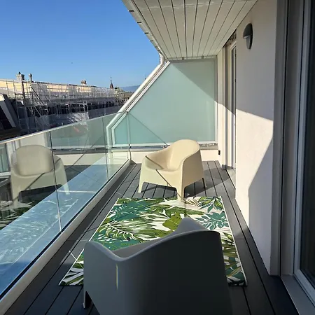 Expérience Unique à Lausanne, Floor On Train Station * Losanna