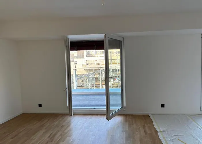 Experience Unique A Lausanne, Floor On Train Station * לוזאן